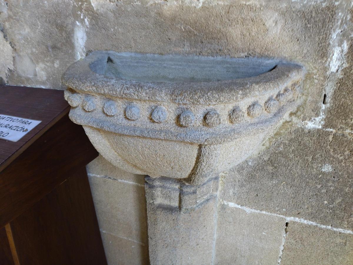 Las pilas para persignarse del templo xabienc son de piedra tosca