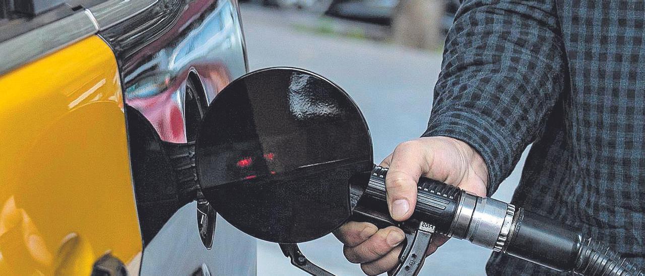 Un hombre reposta en una gasolinera