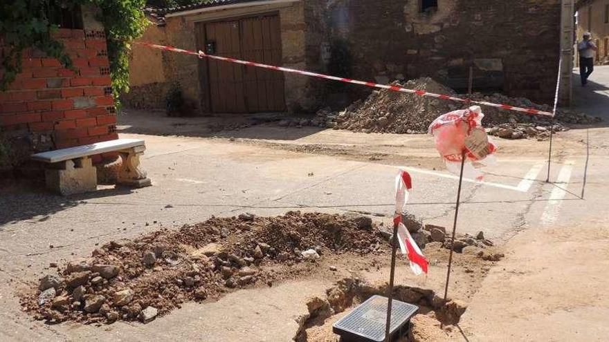 Obras en una calle del pueblo.