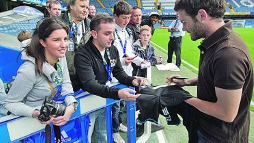 Mata firma un autógrafo a los gijoneses Ainhoa y Aarón, de visita en Londres.