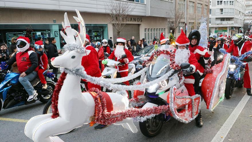 Papá Noel se sube a la moto en Vigo: las mejores fotos de la Papanoelada