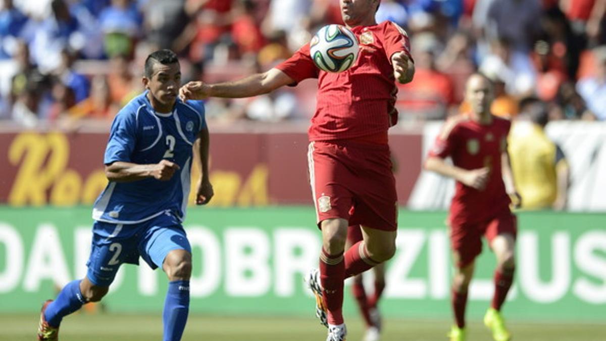 Diego Costa controla un balón durante el partido contra El Salvador.