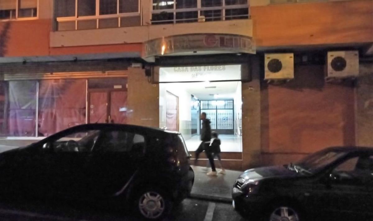 Arriba, colas en el pub Clouds para comprar las entradas para la fiesta de Fin de Año. A la izquierda, una vista de la discoteca Clip. | // S.Á.