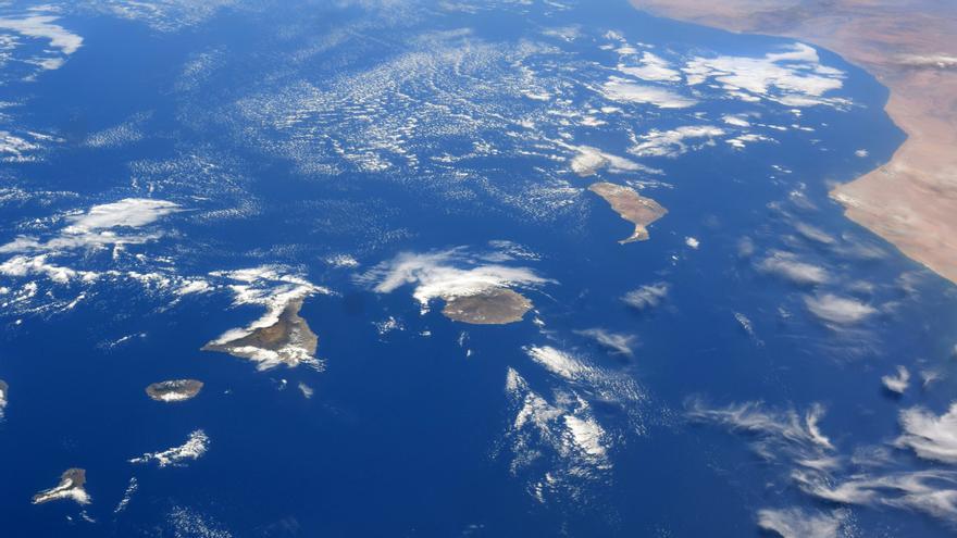 Canarias desde el espacio bajo la panza de burro