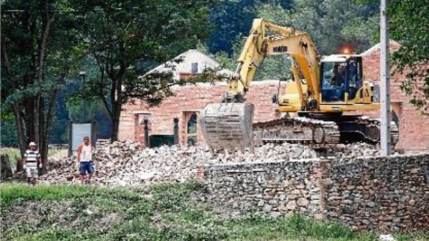 La maquinària remenant ahir la runa de l&#039;antiga estació amb l&#039;estructura del nou edifici al fons.