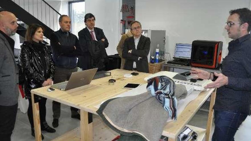 Un responsable de la empresa FrutoDS da explicaciones al alcalde Reguera y a los representantes autómicos, ayer en Soutomaior. // FdV