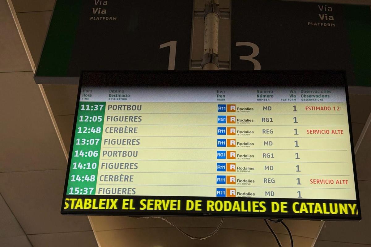 Una pantalla amb trens on s'anuncien retards a l'estació de Girona