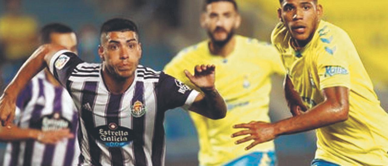 El central internacional ecuatoriano Erick Ferigra se anticipa a Lucas Olaza, el pasado domingo en el Gran Canaria, en la disputa de la primera jornada. Detrás, Navas.