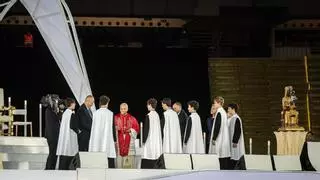 Així ha estat l'actuació de l'Escolania de Montserrat a la vetlla del Papa a l’Estadi Olímpic