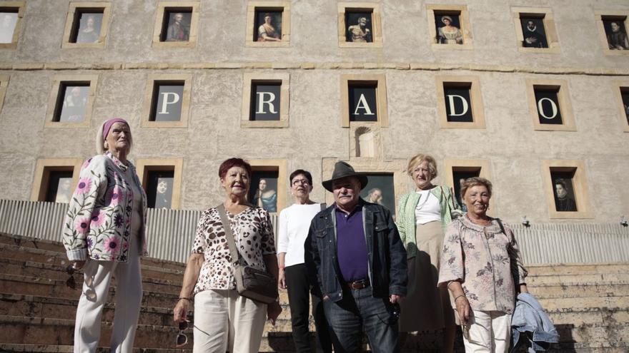 Las cigarreras aplauden el arte de Tabacalera que ilumina Cimavilla: "Ha quedado precioso"