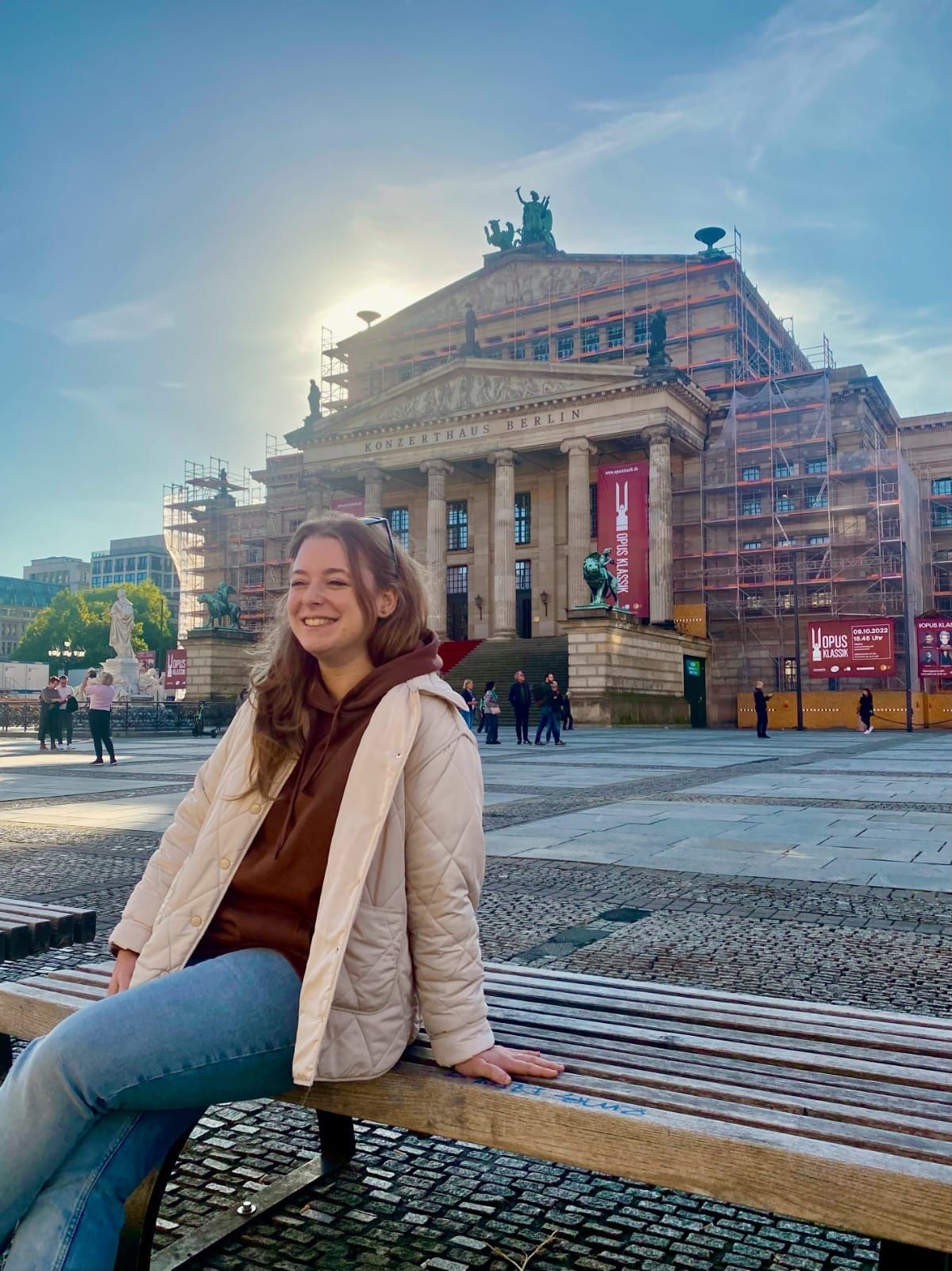 Iria Folgado, delante del edificio del Konzerthaus.