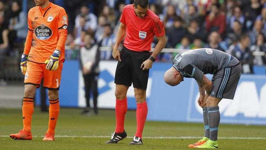 John Guidetti se toca la rodilla dañada en Riazor. // Ricardo Grobas