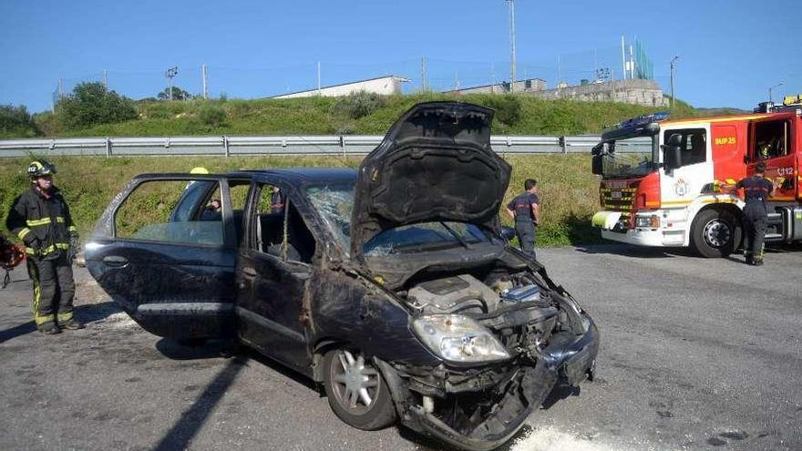 El accidente ocurrido ayer por la tarde en la carretera de Bamio. // Noé Parga