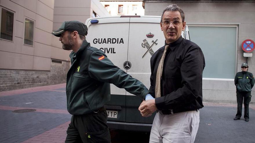 Antonio Losilla custodiado por un agente de la Guardia Civil.