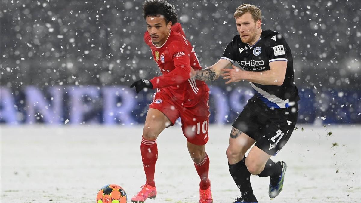 La nieve fue la protagonista inesperada en el duelo entre Bayern y Arminia Bielefeld