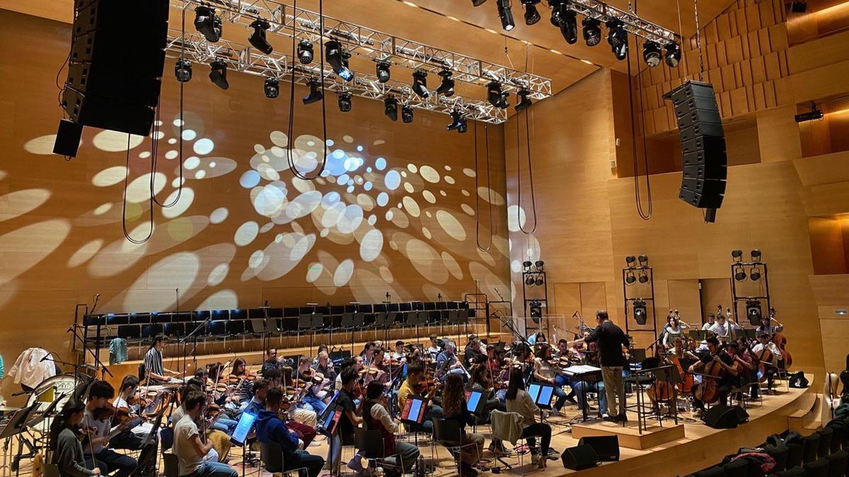 La Simfònica de Cobla i Corda de Catalunya assaja uns dels temes que formaran part del concert 'The Spirit of Christmas'