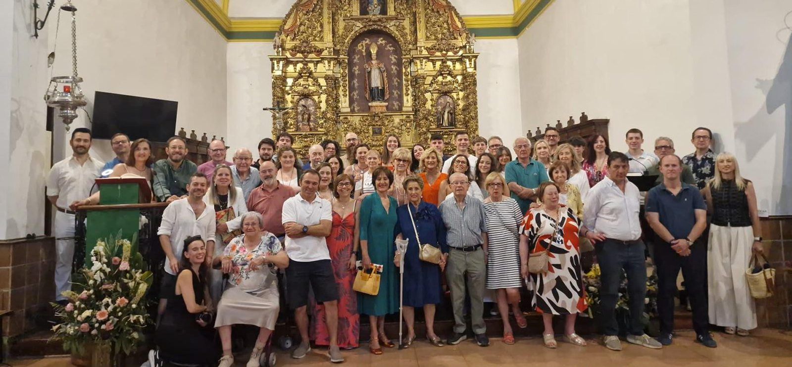 La familia Calvo Moralejo posa en la parroquía de San Lázaro.