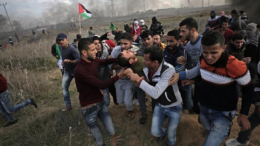 Manifestantes palestinos llevan el cuerpo de una de las víctimas.