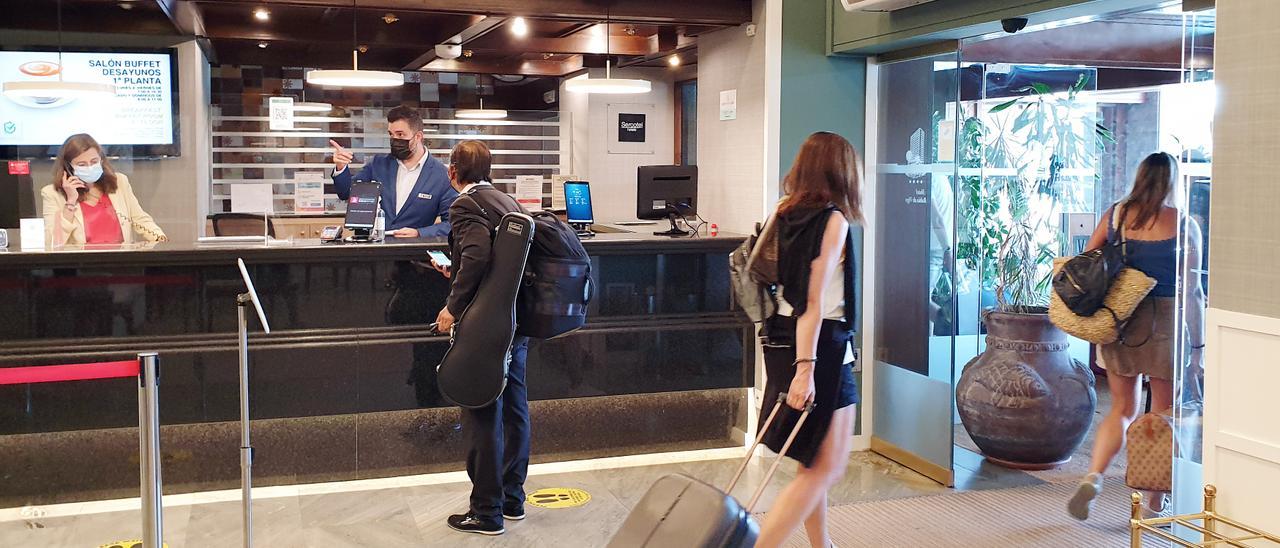 Turistas en la recepción del Hotel Bahía