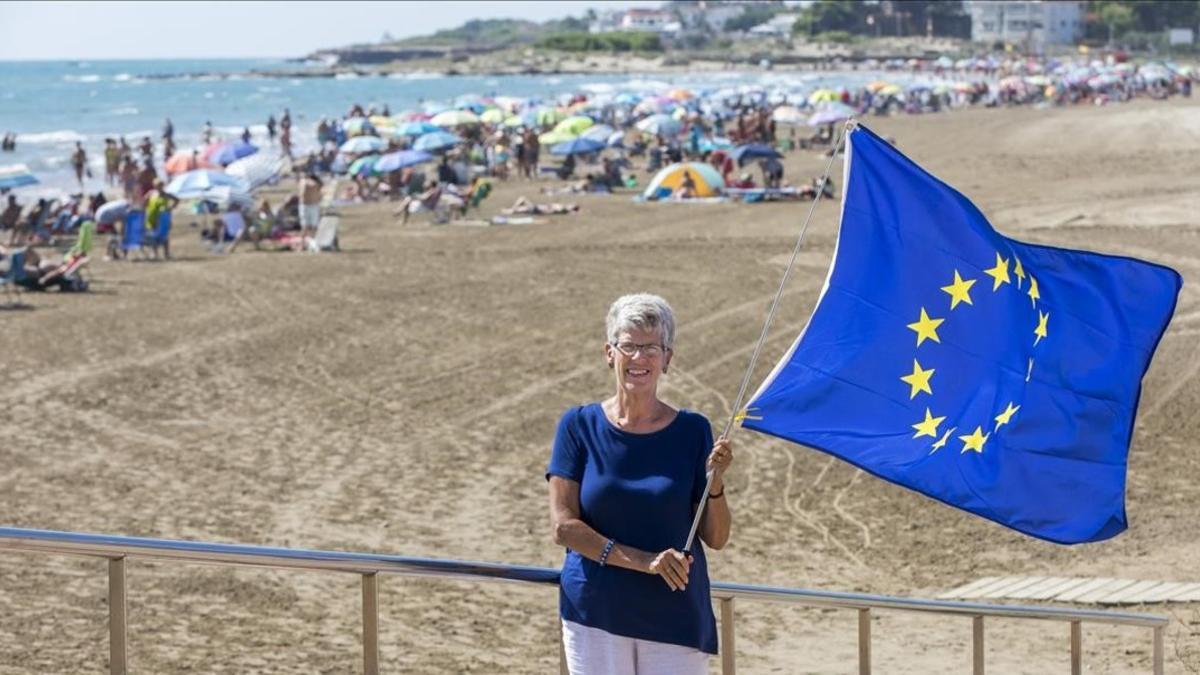 Susan Wilson, presidenta de Bremain Spain, en la playa de Alcossebre.