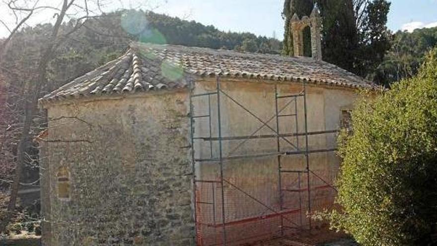 L&#039;ermita de Sant Miquel, amb bastides a la paret lateral i ja sense la campana