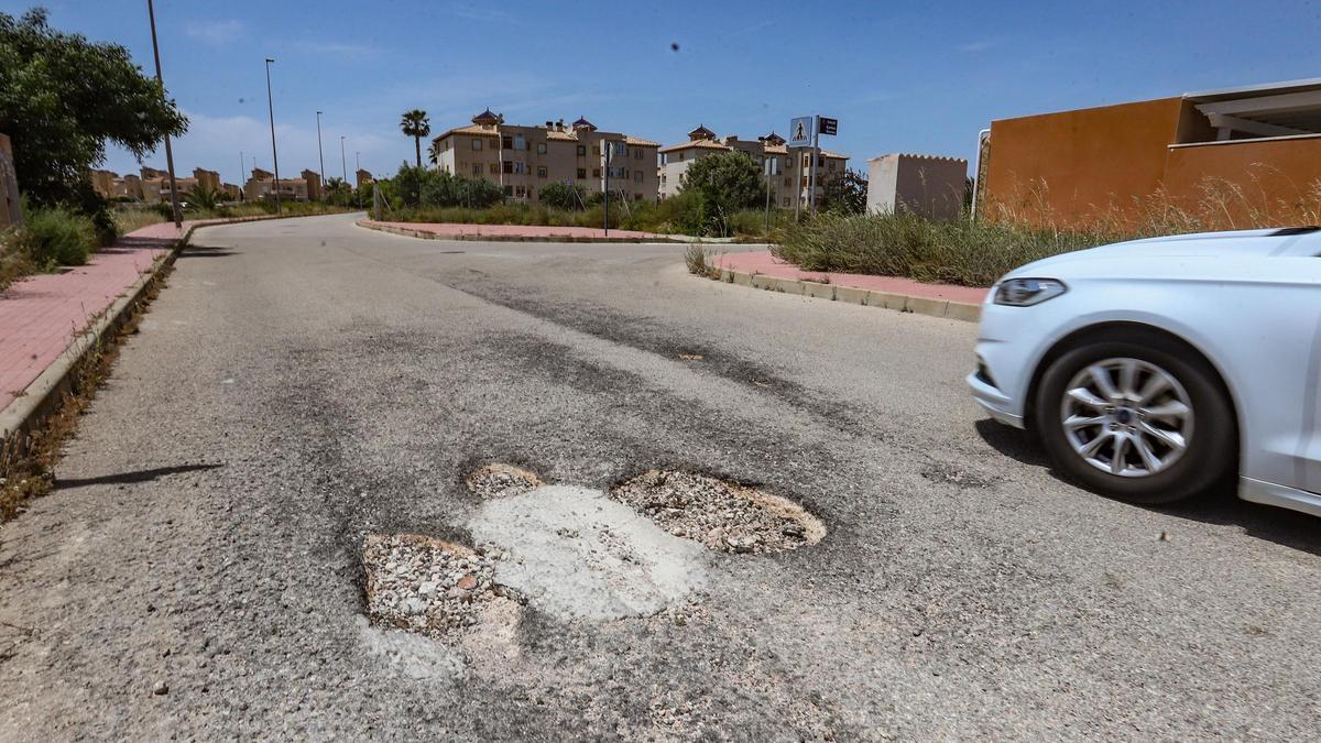 Uno de los numerosos socavones que hay en los viales del litoral oriolano