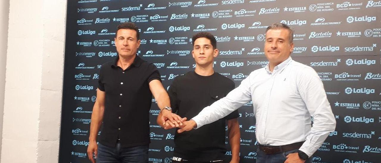 El lateral Zé Carlos, en el centro de la imagen, en su presentación como jugador de la UD Ibiza, junto al presidente Amadeo Salvo y el director deportivo Miguel Ángel Gómez.