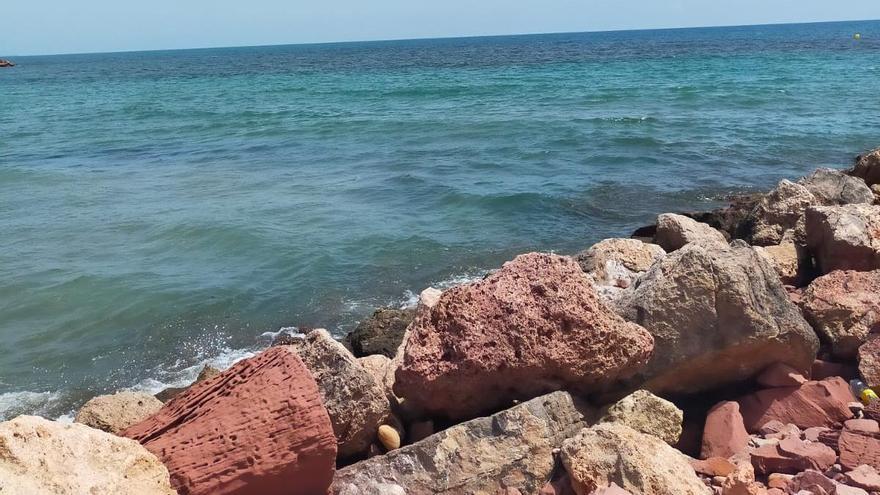 Cierran las playas del Puig tras detectar un vertido.