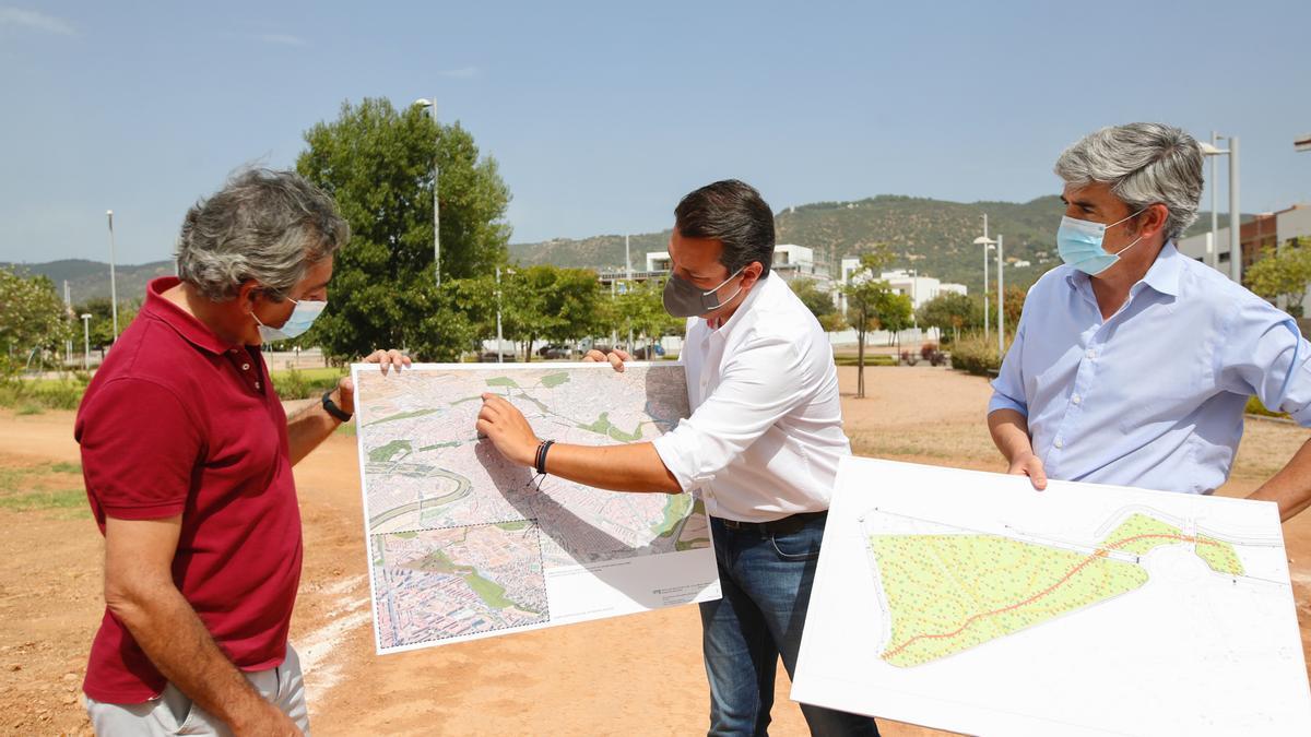 El alcalde de Córdoba, José María Bellido, con los planos del proyecto en el Parque del Flamenco.