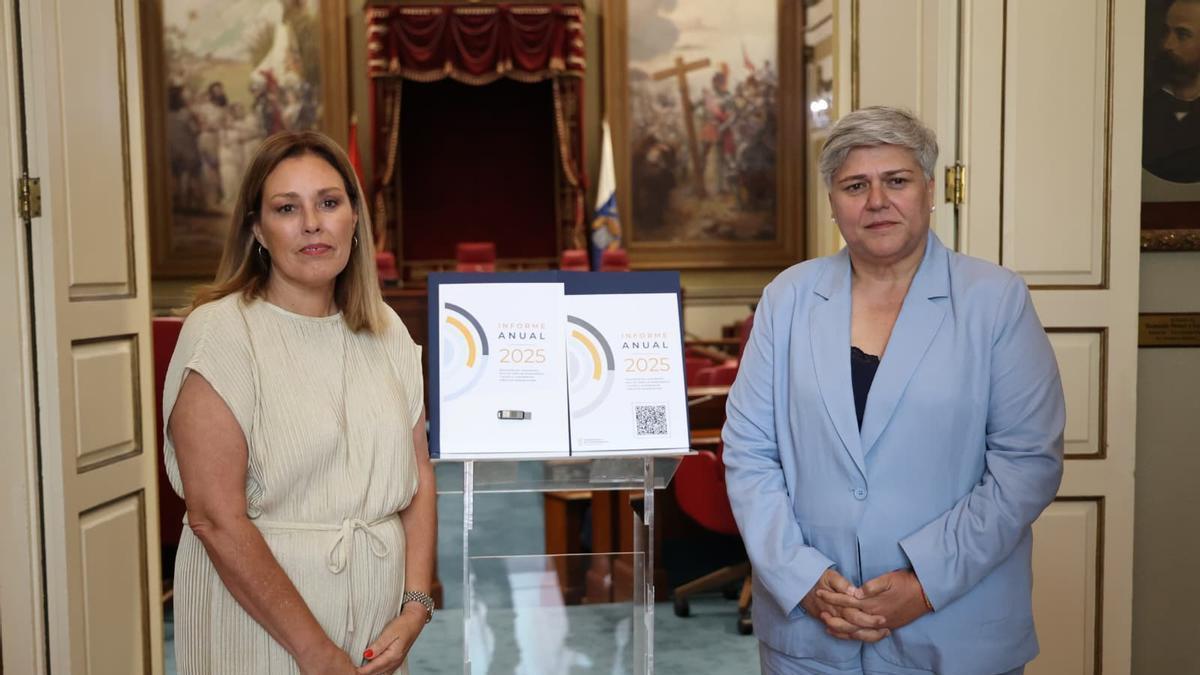 La presidenta del Parlamento de Canarias, Astrid Pérez y La comisionada de Transparencia Noelia García durante la presentación del Informe en la sede parlamentaria