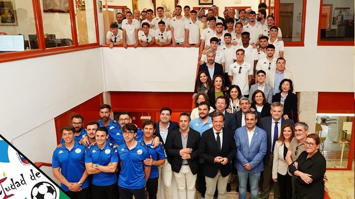 Los jugadores y cuerpo técnico del Ciudad de Lucena en la recepción oficial del Ayuntamiento de Lucena.