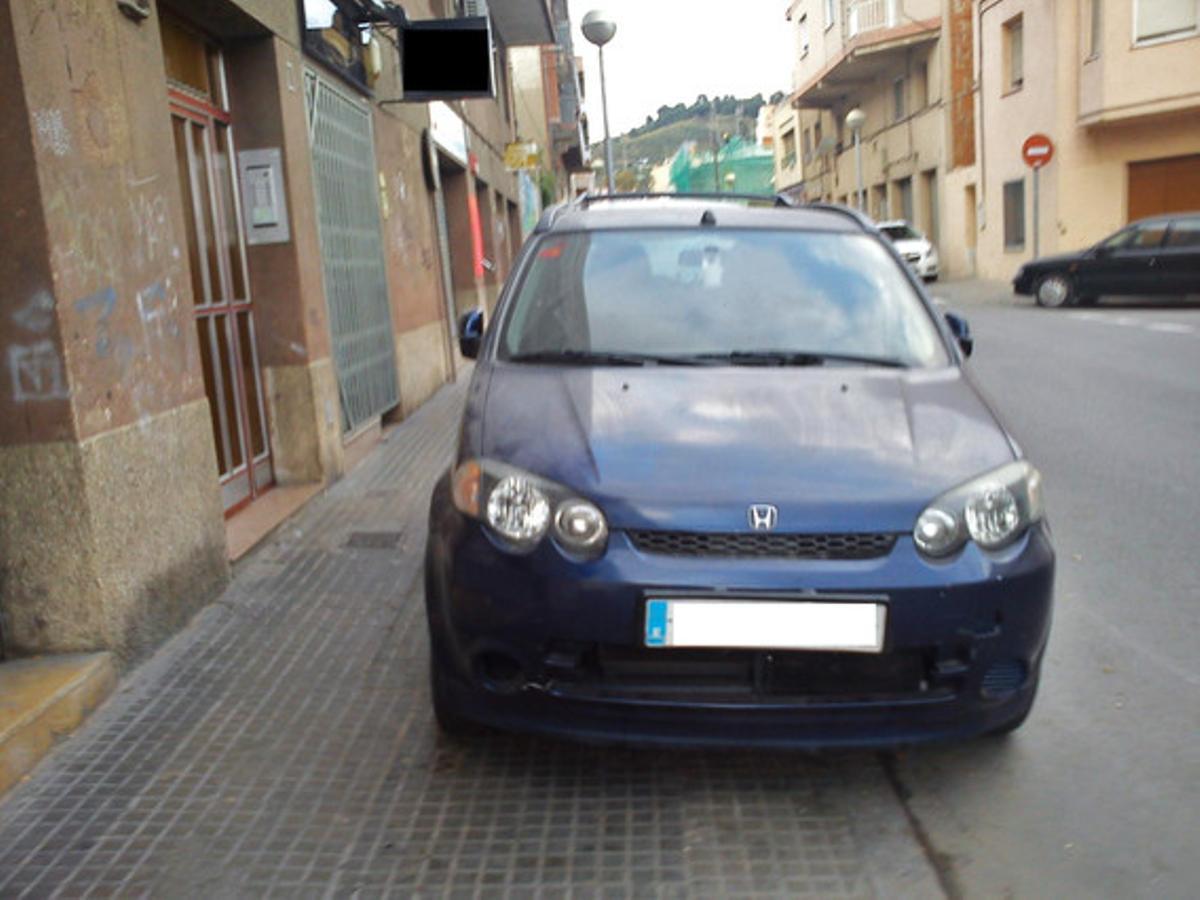 Les invasions de les voreres. Aquest cotxe està aparcat aquí, enmig de la vorera, des de fa més de tres setmanes. Retalla el pas als vianants d’una transitada vorera de Montcada. Malgrat que se n’ha donat constància a la Guàrdia Urbana en un parell d’ocasions, el cotxe no s’ha retirat ni un centímetre. Els que no trobin lloc per aparcar, poden venir aquí i fer-ho en doble fila, però per la part interior de la vorera, com als anys vuitanta.