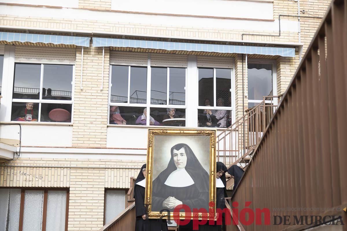 Así ha sido el traslado del cuatro y la reliquia de Santa Teresa de Jornet desde el Asilo hasta la Parroquia de la Concepción en Caravaca