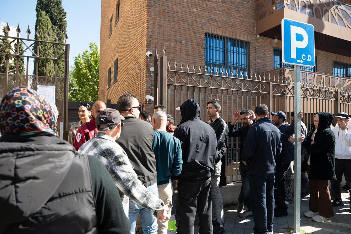 Varias personas hacen cola para entrar en la Embajada y Consulado de Marruecos, a 15 de abril de 2026, en Madrid (España). Inmigrantes irregulares acuden a los consulados para conseguir el certificado de antecedentes penales o la autorización consular que
