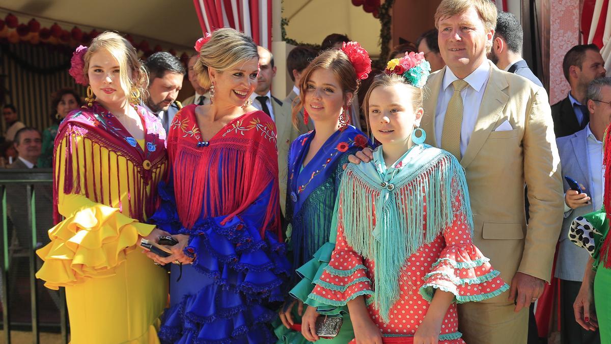 Máxima y Guillermo de Holanda junto a sus tres hijas, en la Feria de Sevilla de 2019