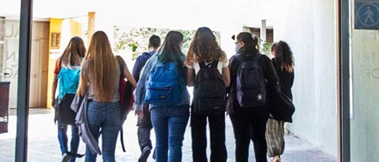 Unas alumnas salen del instituto tras acabar las clases. | GERMÁN CABALLERO