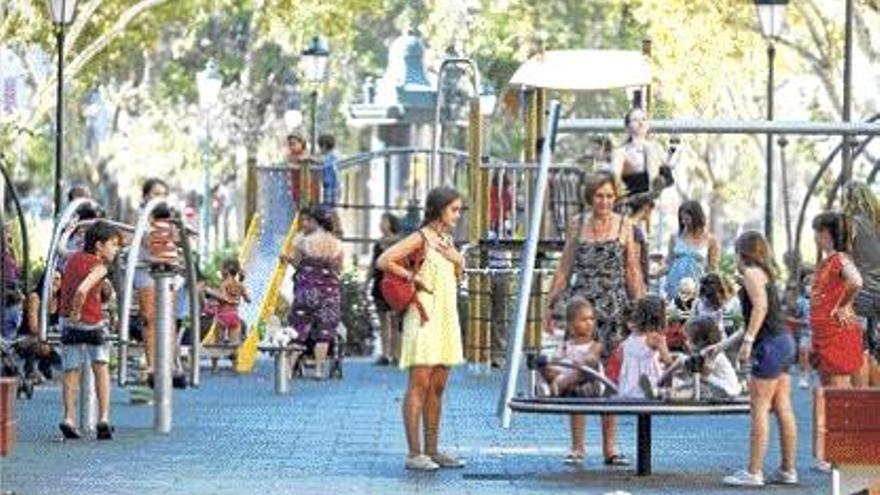 Niños jugando en el parque de la Gran Vía Fernando el Católico.