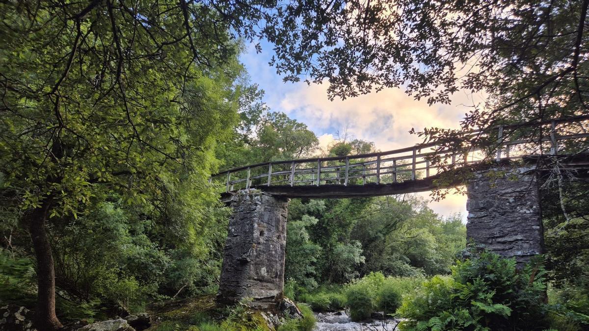El tablero del puente de  A Balsiña está combado.