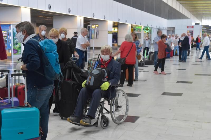 28-03-2020 TELDE. Colas de extrajeros que regresan a su pais, en el aeropuerto de Gran Canaria. Fotógrafo: Andrés Cruz  | 28/03/2020 | Fotógrafo: Andrés Cruz