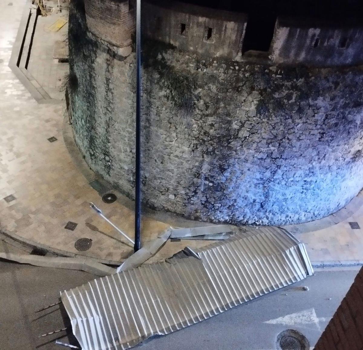 Cubierta que fue a parar a la calle Sant Rafael, ayer en Gandia.