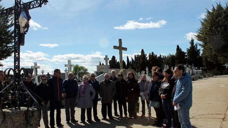 La Cofradía del Nazareno rinde homenaje a sus difuntos.