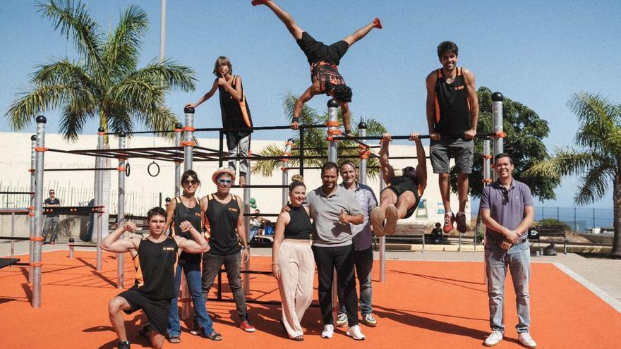 Badel Albelo, concejal de Deportes, con algunos practicantes de calistenia en el espacio de Las Torres de Taco.