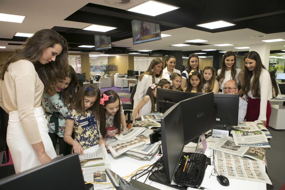 Las belleas durante su visita a INFORMACIÓN