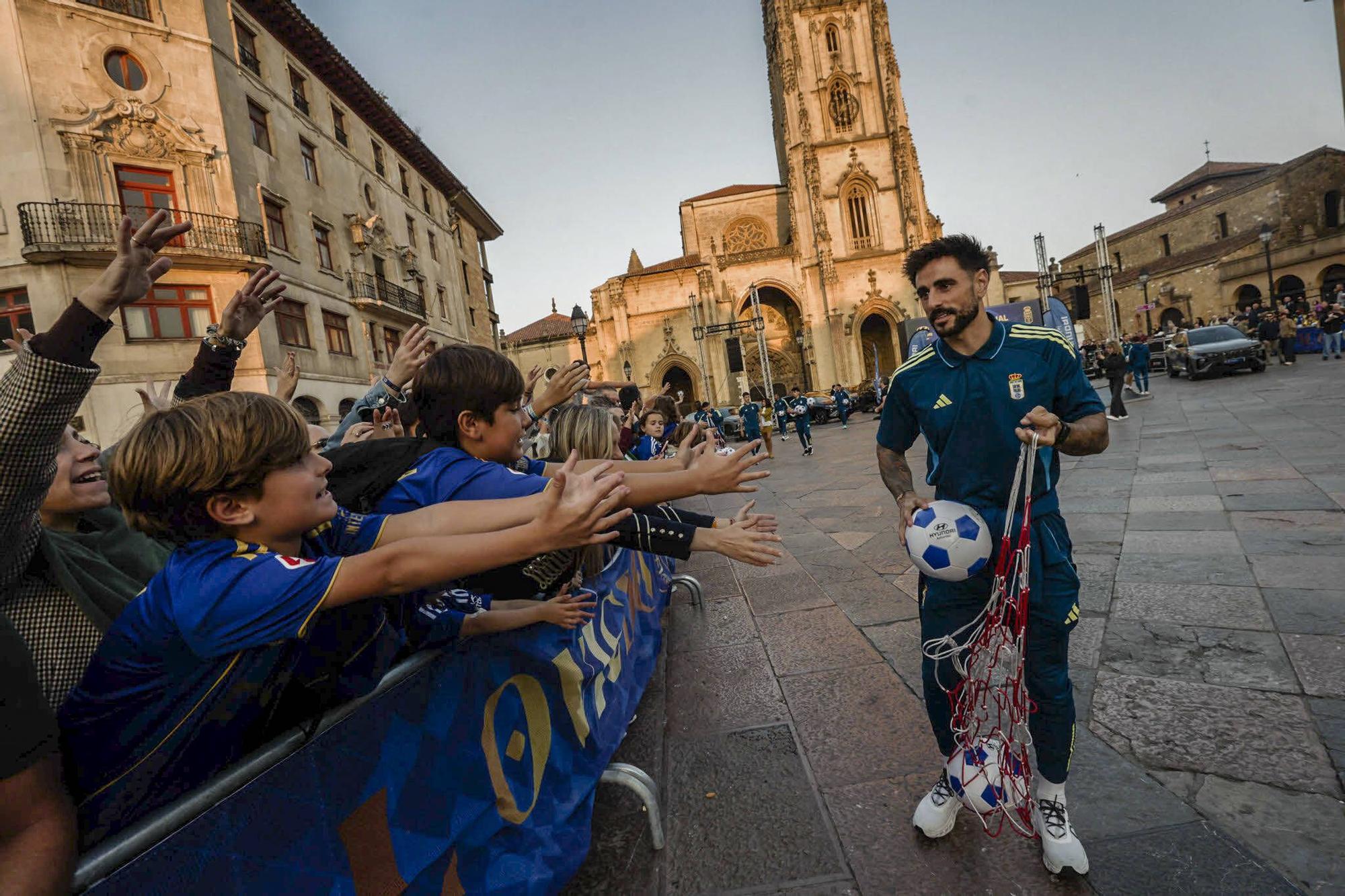 Locura azul en Oviedo: así fue la entrega de los nuevos coches a la plantilla en la plaza de la Catedral
