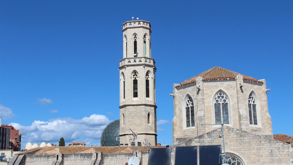 El campanar de l'església de Sant Pere de Figueres.