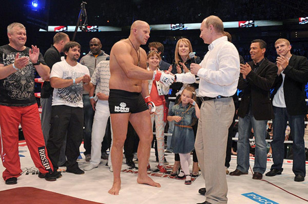 El president rus, Vladímir Putin (dreta), felicita Fedor Emelianenko després de superar Pedro Rizzo en un combat d’arts marcials a Sant Petersburg (Rússia).