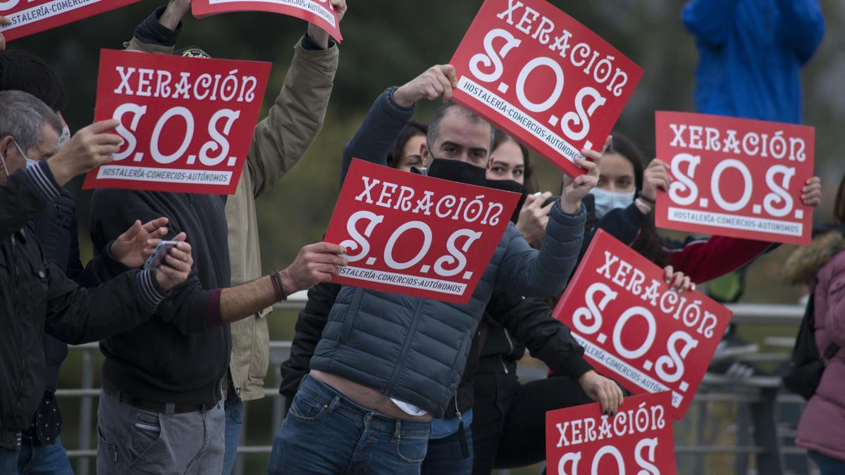 Protestas de los hosteleros en la Vuelta ciclista a España a su paso por Ourense.