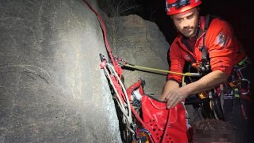 Un equipo de rescate ayuda a un herido a descender la Sierra de Callosa