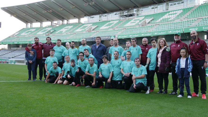 Jugadores y técnicos del Córdoba CF Genuine en El Arcángel.