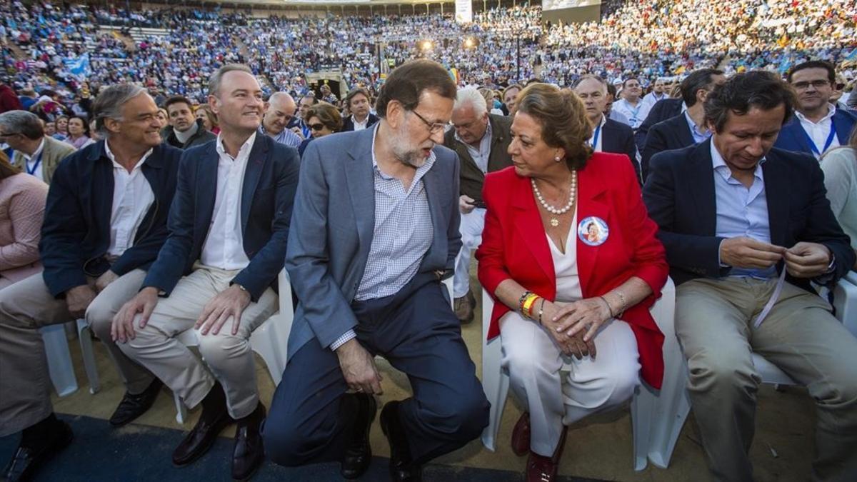 Mariano Rajoy conversa con Rita Barberá en un mitin en València en la campaña de las municipales del 2015.